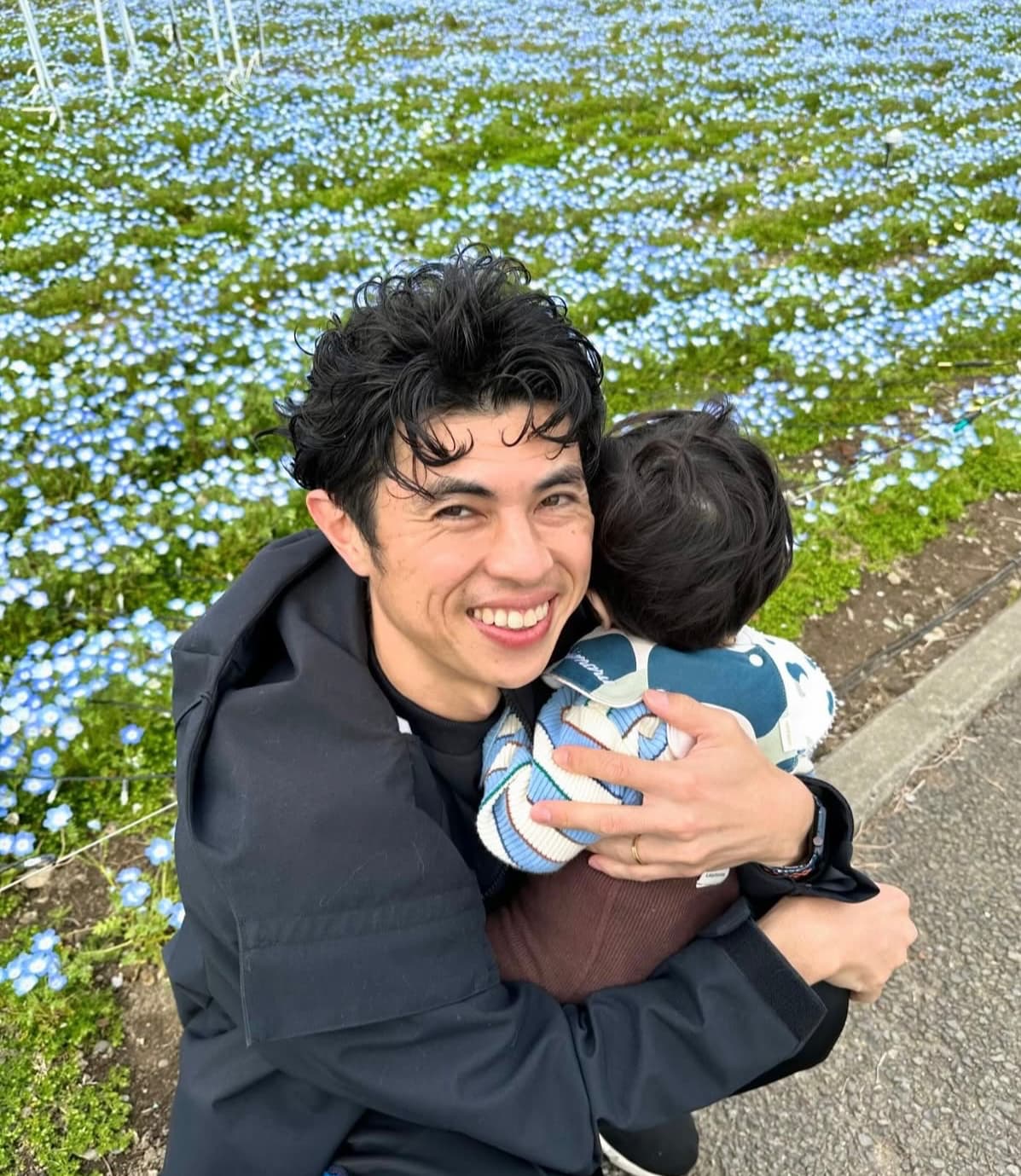 「幸せが溢れていますね」小島よしお、息子を抱っこしている親子2ショットに反響！