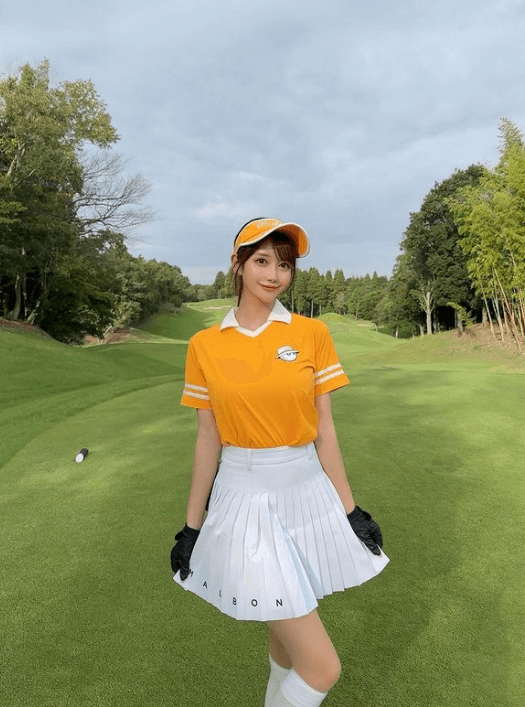 ゴルフ女子・MAYUがオレンジウェアで美フェイス＆美スタイルコーデを公開！「全て可愛くて素敵」の大絶賛