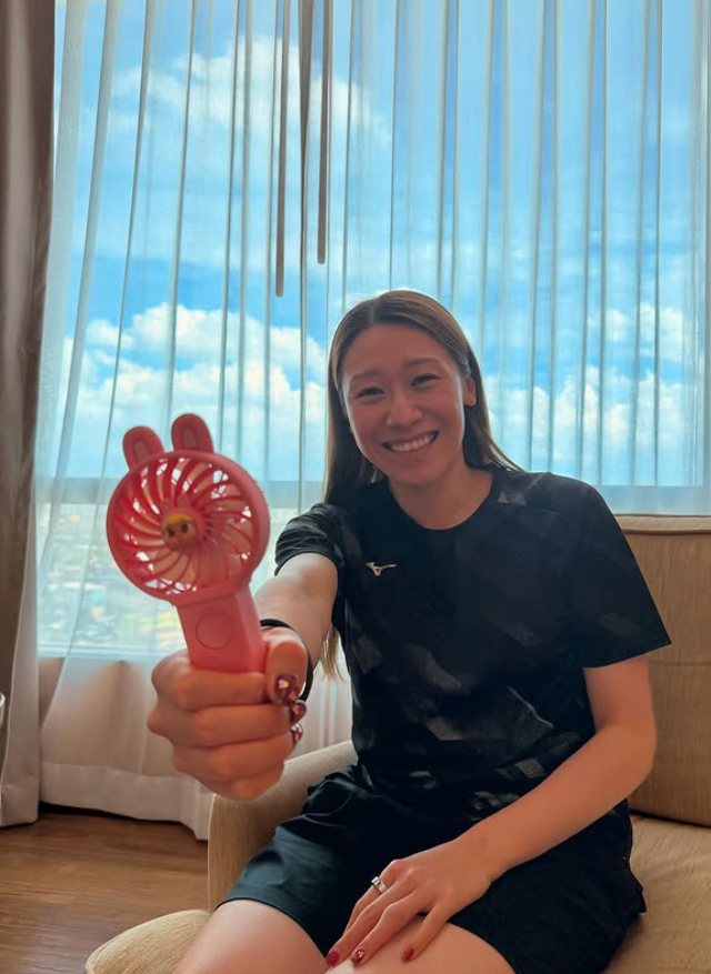 石川真佑、試合直前に見せた“素顔ショット”　扇風機片手にリラックスムード