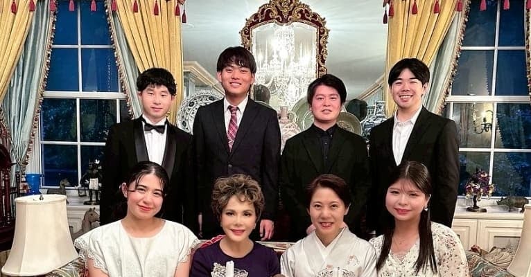 「まるで宮殿‼」デヴィ夫人、豪華自宅で行った壮行会の様子を公開‼