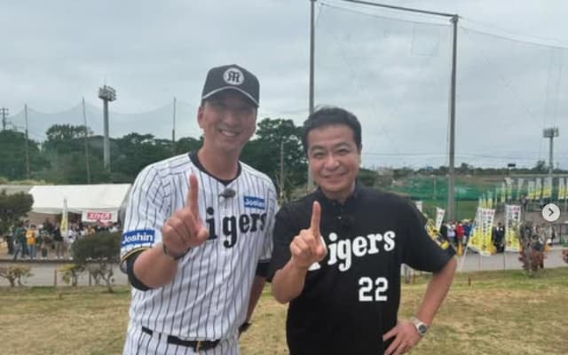 中山秀征が阪神タイガース・藤川球児とのツーショットを公開！阪神タイガースのチームづくりの秘訣を取材