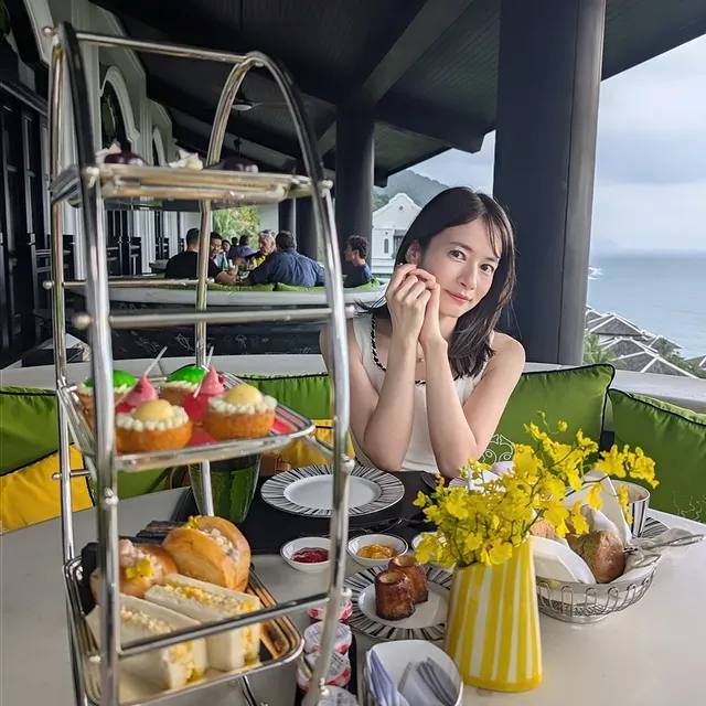 ベトナム旅行の宇内梨沙、素敵過ぎるレストランでアフタヌーンティー楽しむ！綺麗なお姉さんショットにファンメロメロ