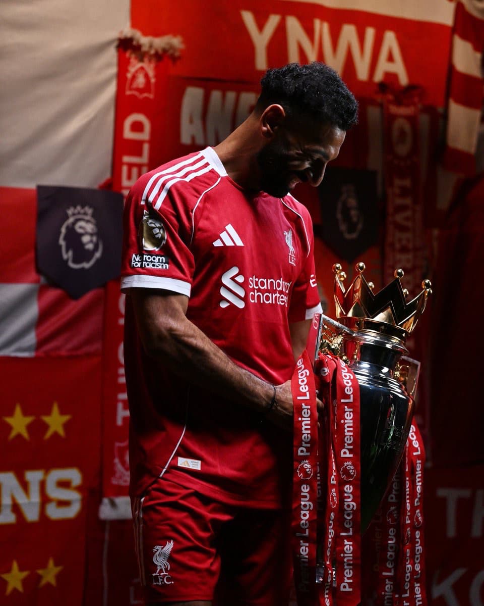 サラーが“原点回帰”の一枚を投稿　プレミア優勝トロフィを前に静かに微笑む