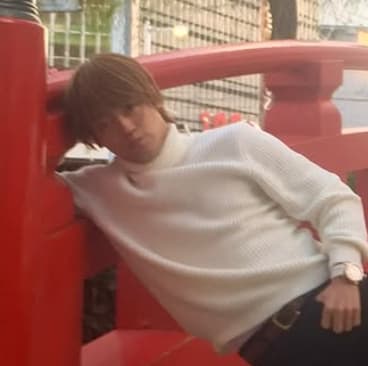 「お兄さんの時代が来た？！」おばたのお兄さん、カルバンクラインが「まきのポーズ」を意識している？？と話題に