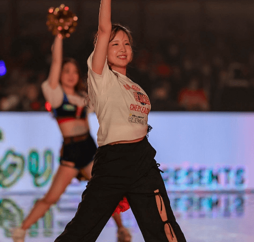 「ギャップにやられました」元チアガールのNHKキャスター、蘇りしチアリーダー姿になり舞姫ショットを披露する！