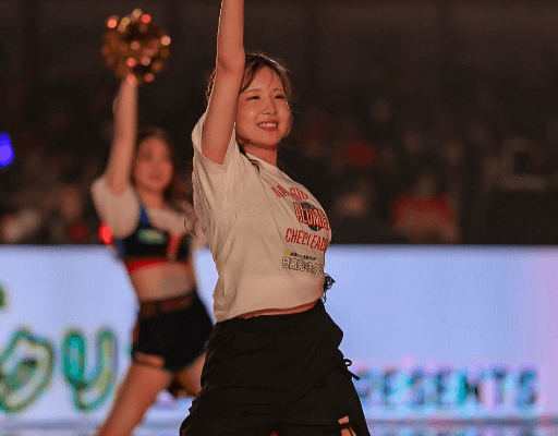 「ギャップにやられました」元チアガールのNHKキャスター、蘇りしチアリーダー姿になり舞姫ショットを披露する！