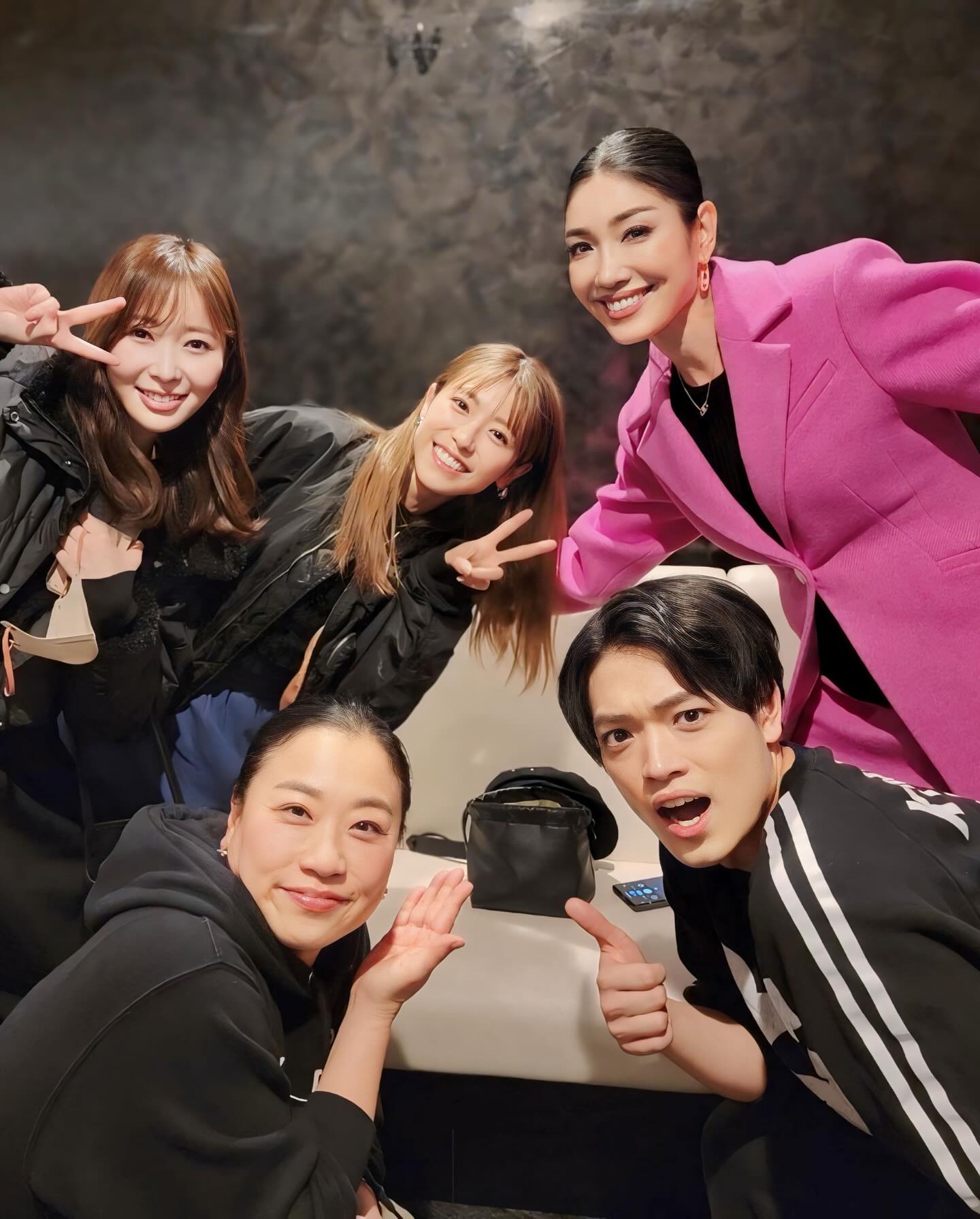 ピンクが目立つ！アンミカ、指原莉乃ら豪華ショットが話題に