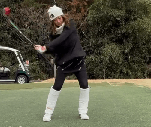 「ゴルフでは負けないぜよ〜！」話題の美女ゴルファー、情熱ワインレッドクラブのキュートスイングを披露「良き！」