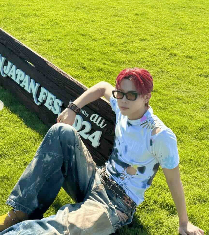 「夏の景色と赤髪最高！」韓国アイドルの爆イケショット