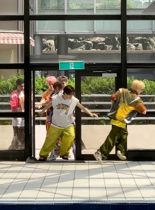 大人気アイドルグループがMVでやらかし「転けそうだけど大丈夫か‪‪‪ㅋㅋㅋ」