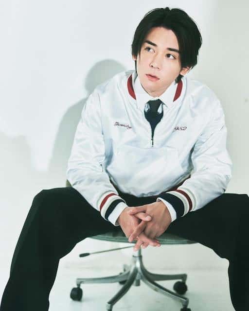 まるで昼休みの工場長！？WEST.小瀧望が雑誌のオフショットを公開📸