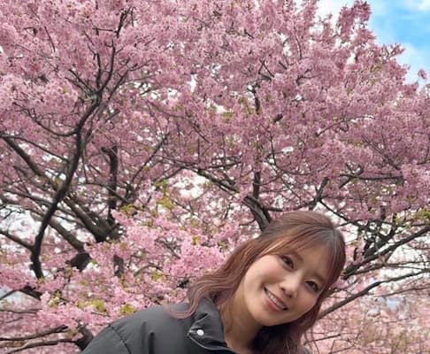 稲村亜美、初桜といちご狩りを満喫！オフショットが美しいと話題に