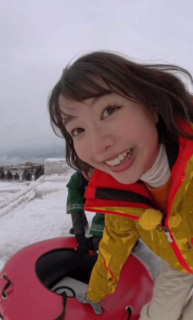 「楽しそ～！」STV庭野ほのかアナ、札幌雪祭り"チューブスライダー"に挑戦！自撮りムービーの楽しそうな表情が話題