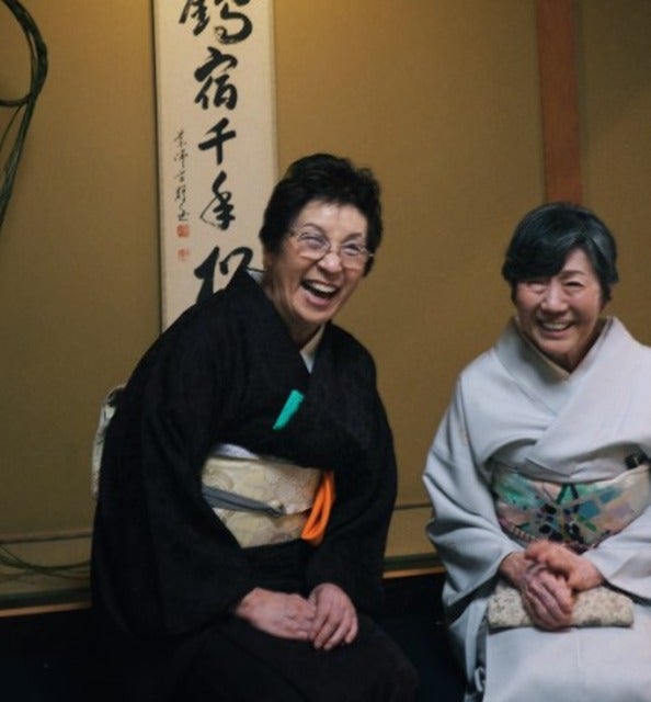 ローラが先生のお茶室で茶道の初釜に参加！