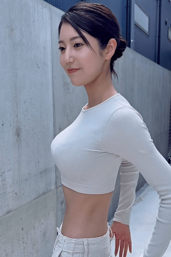 「ガチ峰不二子や」「これ加工じゃないの！？」人気モデルの細過ぎるくびれが話題「痩せ過ぎ」との声も