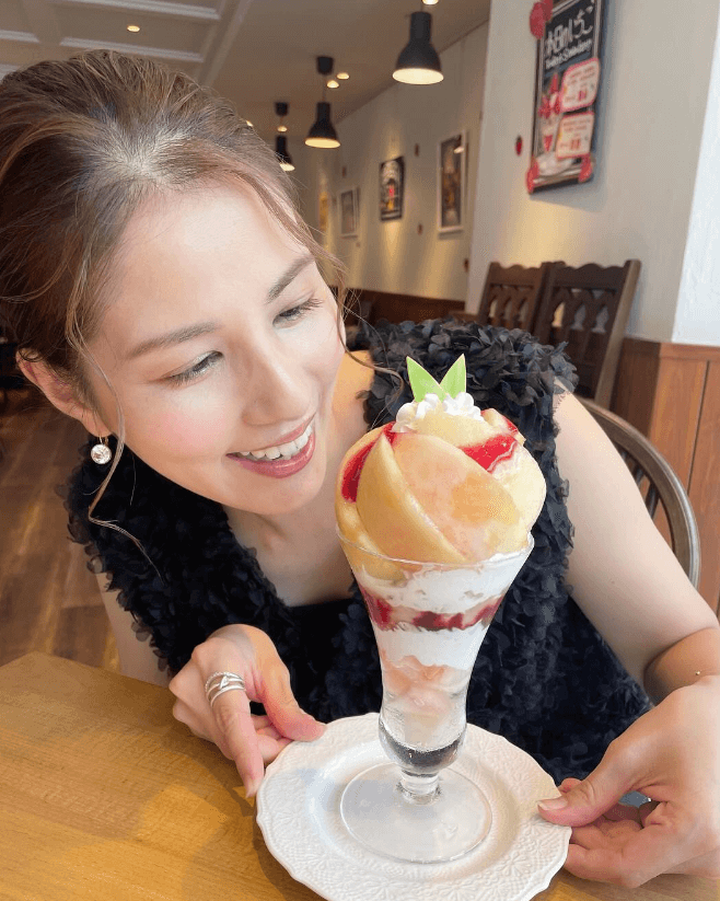 永島優美　桃まるごとパフェで夏を満喫！フルーツの贅沢な味わい🍑