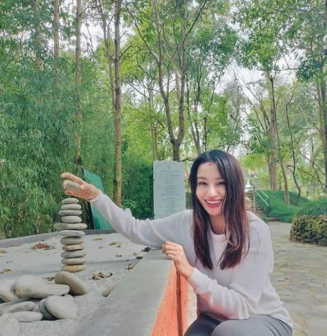 高橋メアリージュン、ネパールでマインドフルネスアクティビティを楽しむ「触感や関節のトレーニングになる」