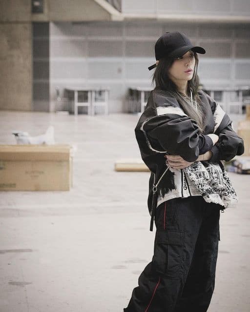 浜崎あゆみ、アジアツアースタート直前！いつもと違うブラックコーデで気合十分