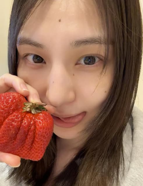 相楽伊織が舌ペロショットでファンを魅了⁉でかすぎるいちごとのツーショットを公開