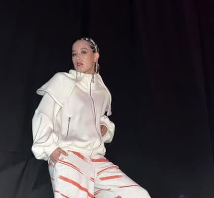 トラウデン直美が東京ガールズコレクションでのオフショットを公開！普段と違った装いでファンを魅了