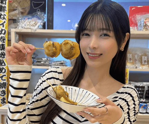 「とても可愛い」人気ラウンドガール、地元で見せたグルメ＆海辺ショットにファン感激「美し過ぎておいしそうな料理が目に入りません」