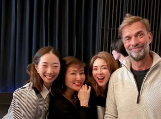 「クロップ監督と対面！」SHIHO、日本滞在中の名将との豪華ショットを公開