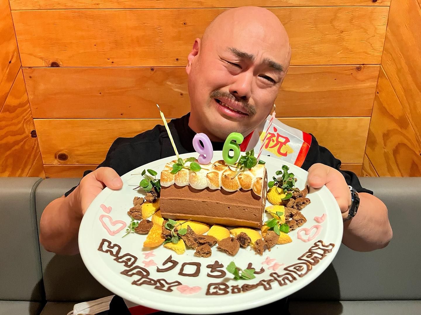 高橋みなみがクロちゃんの96歳の誕生日をお祝い⁉️仲良しショットを公開🎂