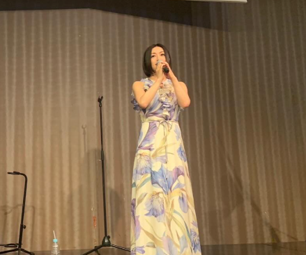 美しすぎる…！酒井法子が夏ドレスで魅了、藤沢のステージに感動の声続出