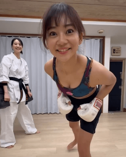 「可愛い」アウトドア美女子、美人空手家と繰り広げる”格闘・稽古ムービー”を披露！ファン白熱「いいじゃん」