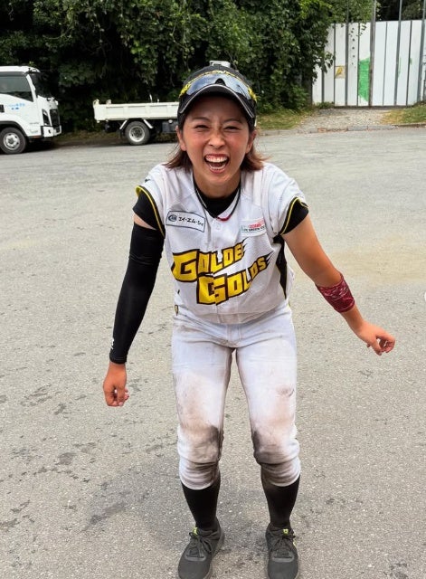 泥まみれの夏！女子野球・ほさかなな、全力プレーで笑顔弾ける一枚