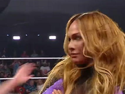 WWE 衝撃シーン連発！ナイア・ジャックスの“容赦なき強打”に会場が凍りついたワケとは？