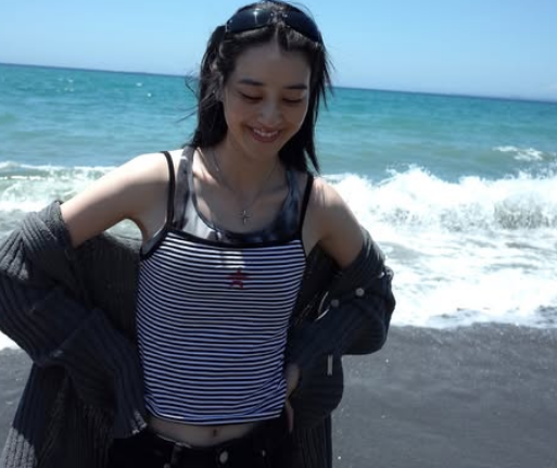 「海でイイ女発見」黒帯の美女空手家、ビーチで”ヘソ出し＆腕上げヴィーナスショット”を披露！ファン虜状態「姫、可愛すぎるー！」