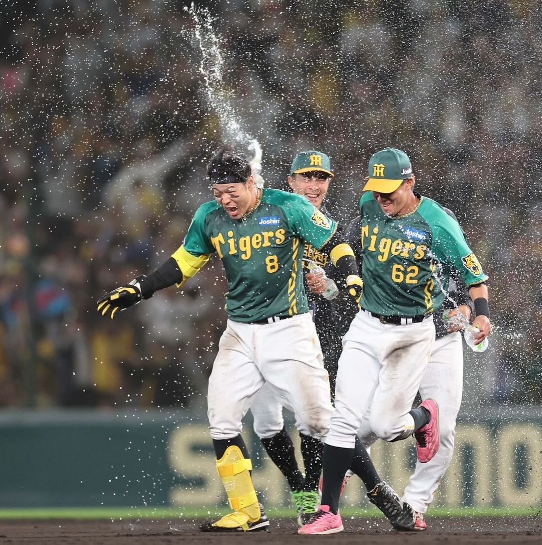 劇的サヨナラの瞬間！ 阪神・佐藤輝明に「お見事！カッコよかった！」の声