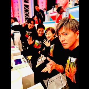 主演映画公開中の木村拓哉、豪華メンバーとのお揃いパーカー姿が話題に