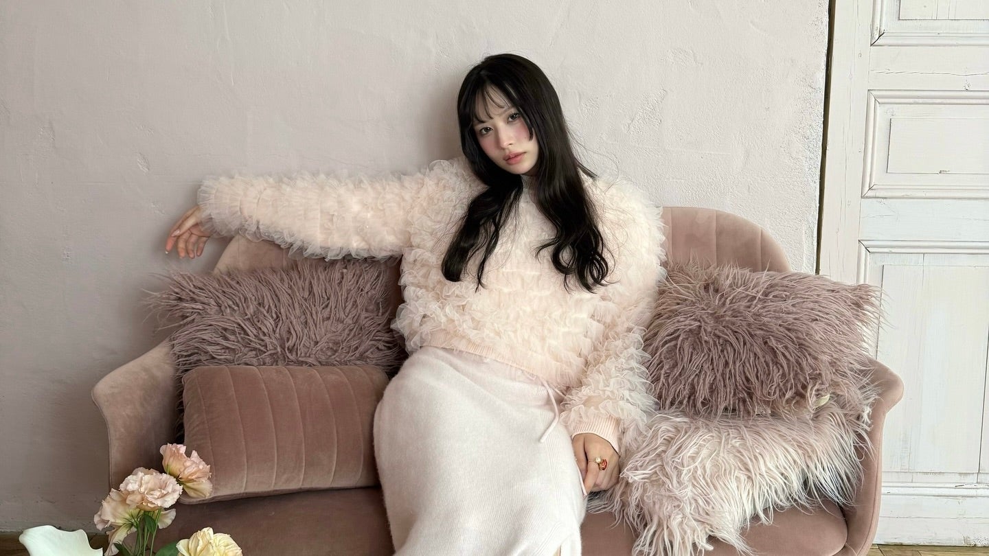 立花琴未、シンプルでエレガントなスタイルを披露！ふわふわニットで魅せる