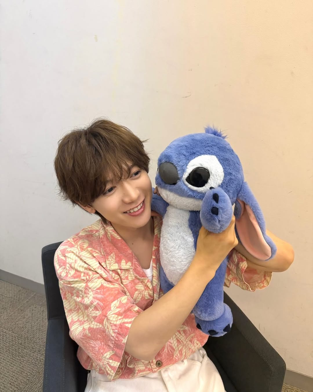 「家族愛っていいですね」七五三掛龍也、スティッチを抱く姿に”かわいい”と反響の声