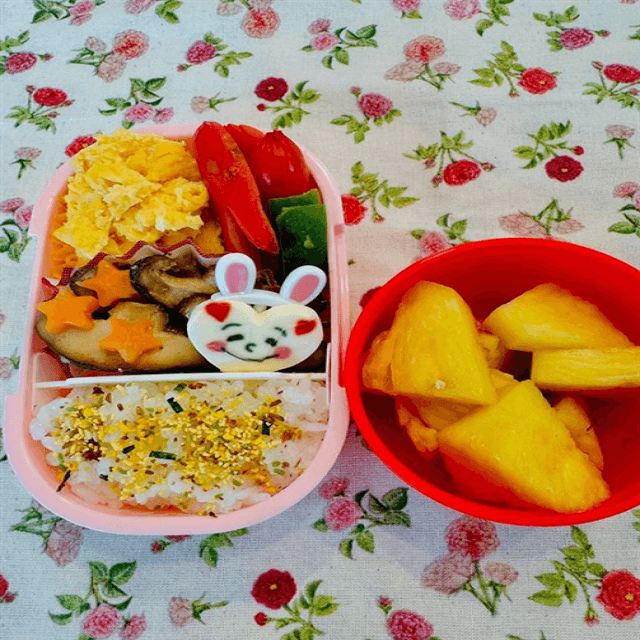柳原可奈子が作る、愛情たっぷりのニコニコうさぎちゃん弁当！