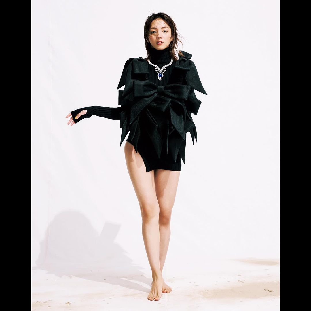 満島ひかりの美脚が露わに！大胆ショットが美しすぎると話題