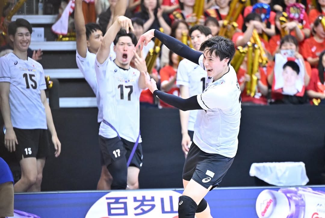 「VVポーズ」炸裂！奇跡の大逆転勝利に髙橋藍も万感の「One team」宣言