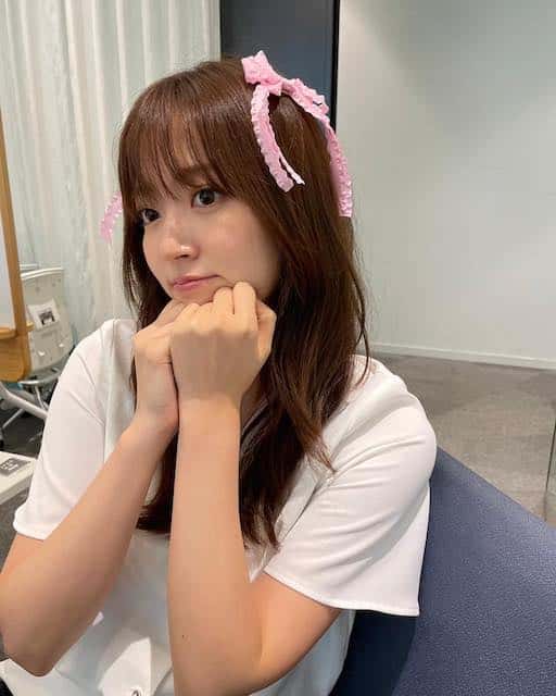 鈴木愛理 大きなリボンを身につけた反抗期ショットが話題に⁉️「つけさせられました感がすごい(笑)」