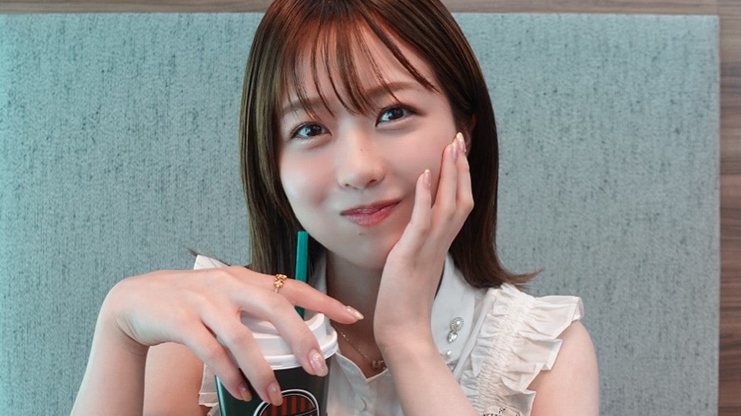 癒しオーラ全開…清楚な笑顔で魅せる“夏のお盆ショット”に注目