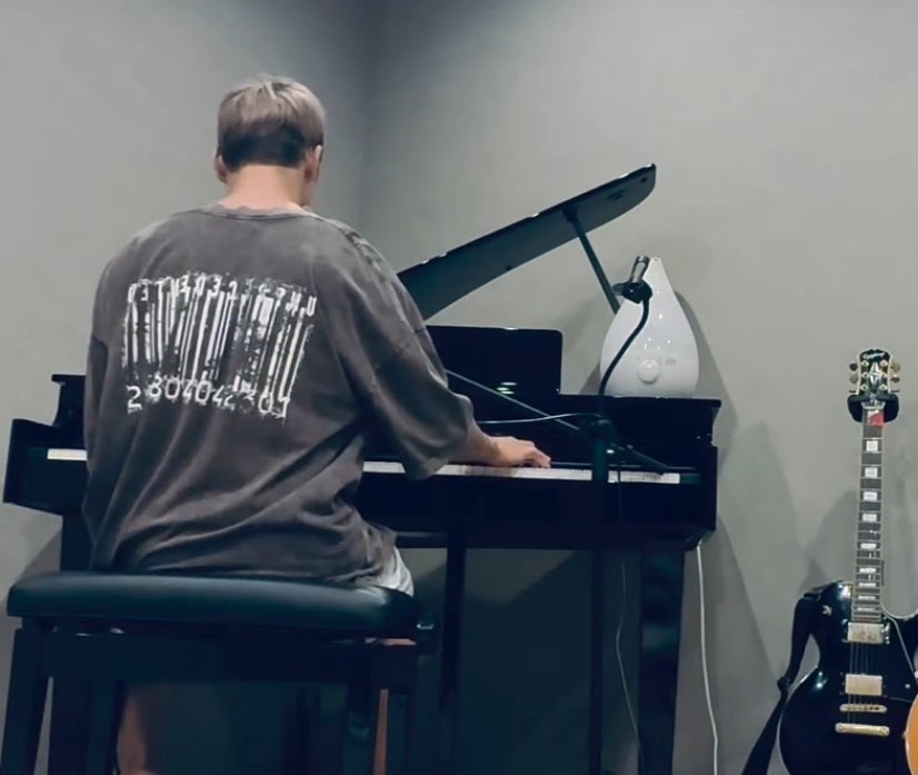 武尊、“ピアノ独学”で演奏に挑戦、「ギャップがすごい」の声続出