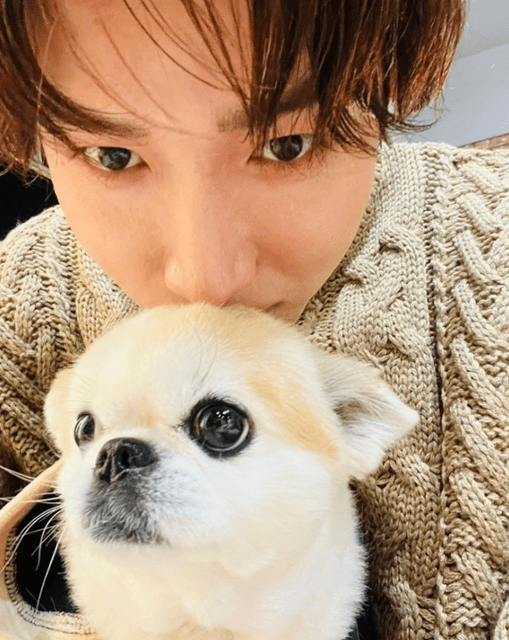 渡辺翔太の「オフ」な一枚が「あざとすぎる💖」と話題に