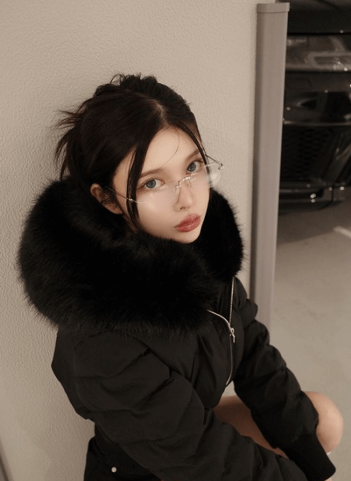 AIを超える超美女！？インフルエンサー・齊藤早紀が見せたメガネ姿のビューティーショット！