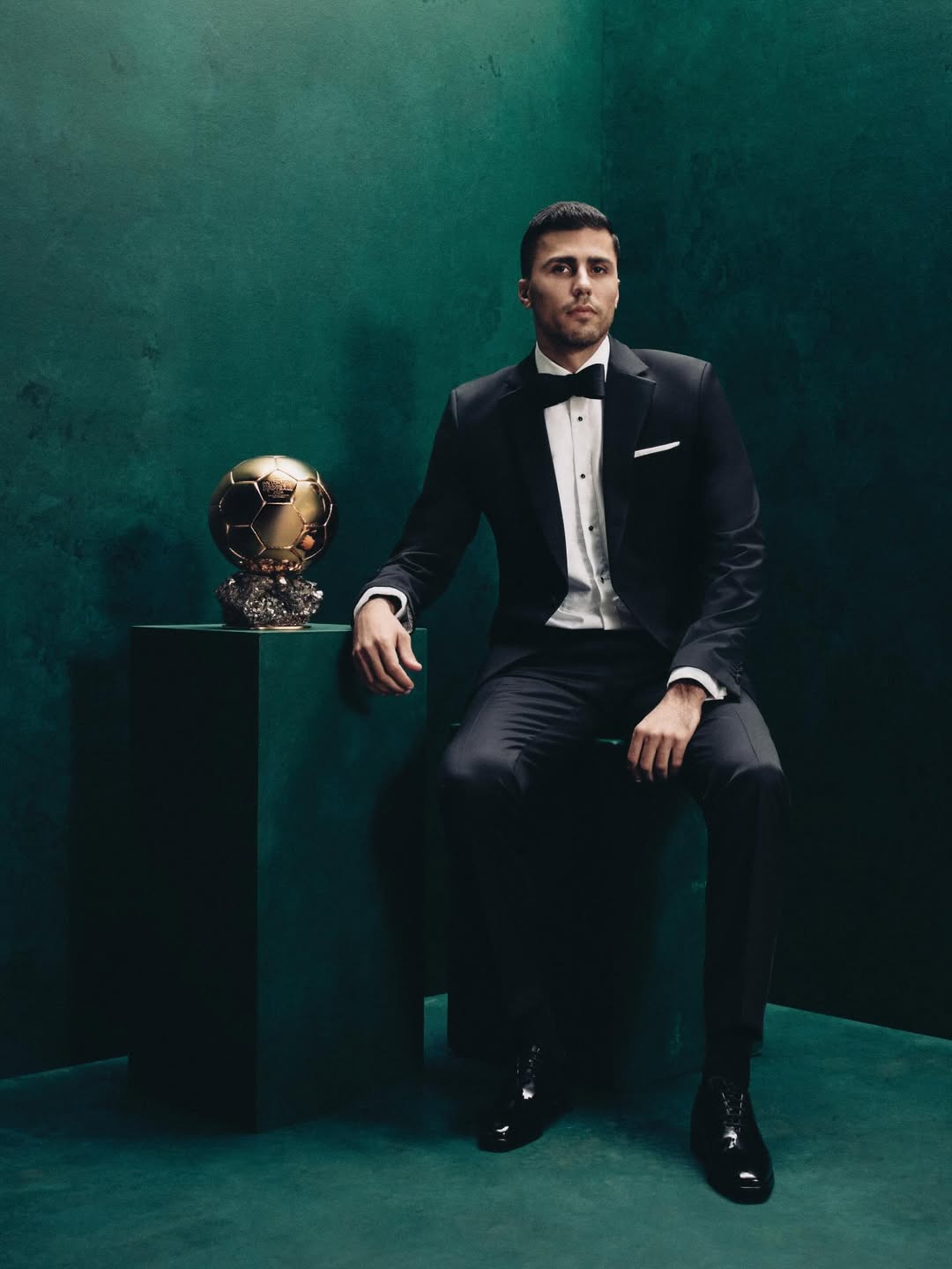 「スーツ姿が渋すぎる！」マンCが祝福したロドリの“バースデーショット”にファン悶絶「まるで映画スター」