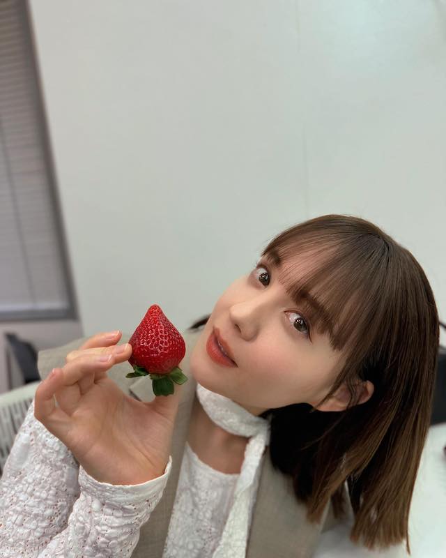「いちご似合いすぎ🍓💖」トリンドル玲奈の投稿が話題✨