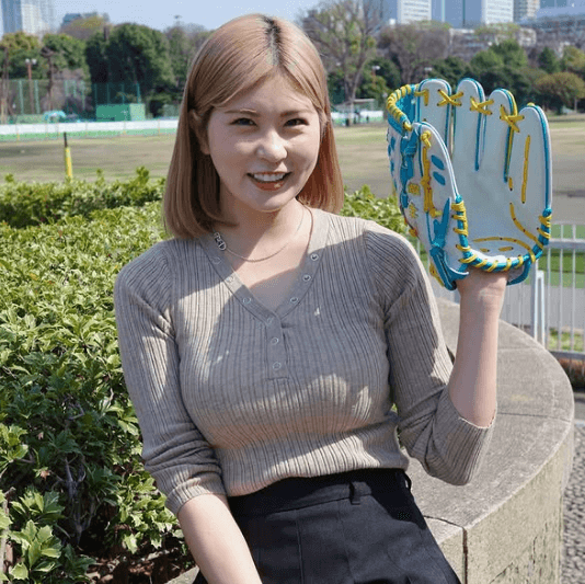 「こ、これはヤバタニエン〜！」ゴルフ美女子、野球に目覚める！？マイネーム入りの”グローブ・爆誕ショット”にファン惚れ惚れ「かわちいお姫様」