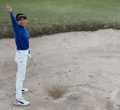 「めちゃくちゃ可愛い」美女ゴルファー・宮城夕夏乃、バンカー脱出・カップインの決めポーズが可愛すぎと話題！