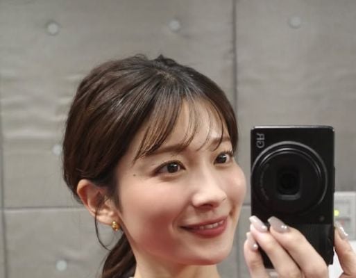 山本里菜、パールの可愛さに思わずパシャリ！コンデジ自撮りショットが可愛すぎると話題に