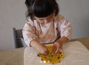 「娘と初バレンタインクッキング！」後藤晴菜、親子で型抜きクッキー作り